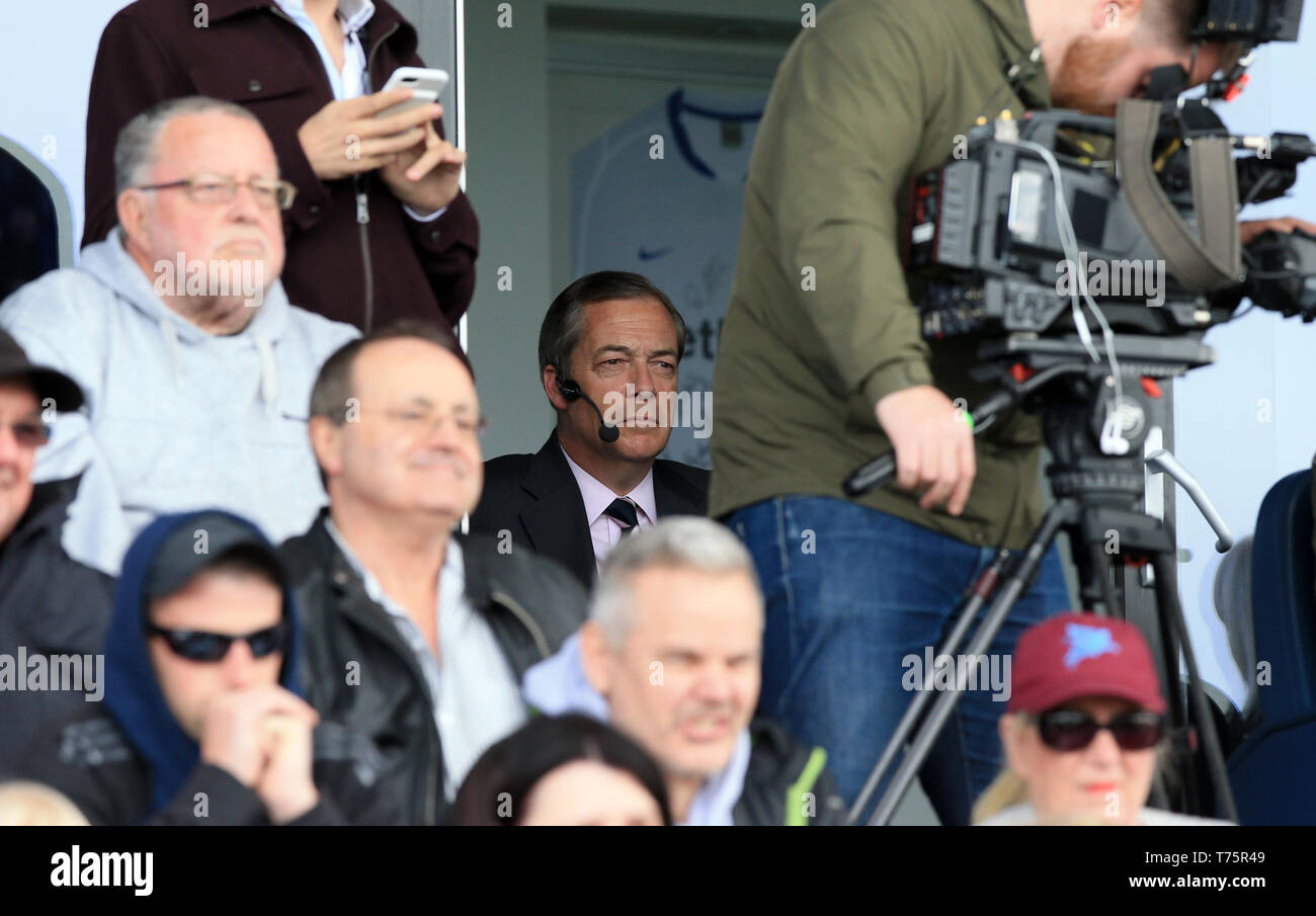 Nigel Farage sur montres lors d'un Brexit Partie rassemblement à Mill Farm Sports Village, Wesham, Lancashire. Banque D'Images