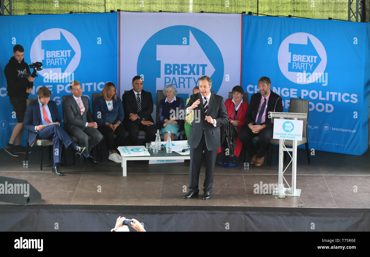 Nigel Farage parle lors d'un Brexit Partie rassemblement à Mill Farm Sports Village, Wesham, Lancashire. Banque D'Images