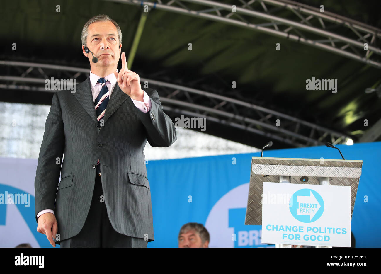 Nigel Farage parle lors d'un Brexit Partie rassemblement à Mill Farm Sports Village, Wesham, Lancashire. Banque D'Images