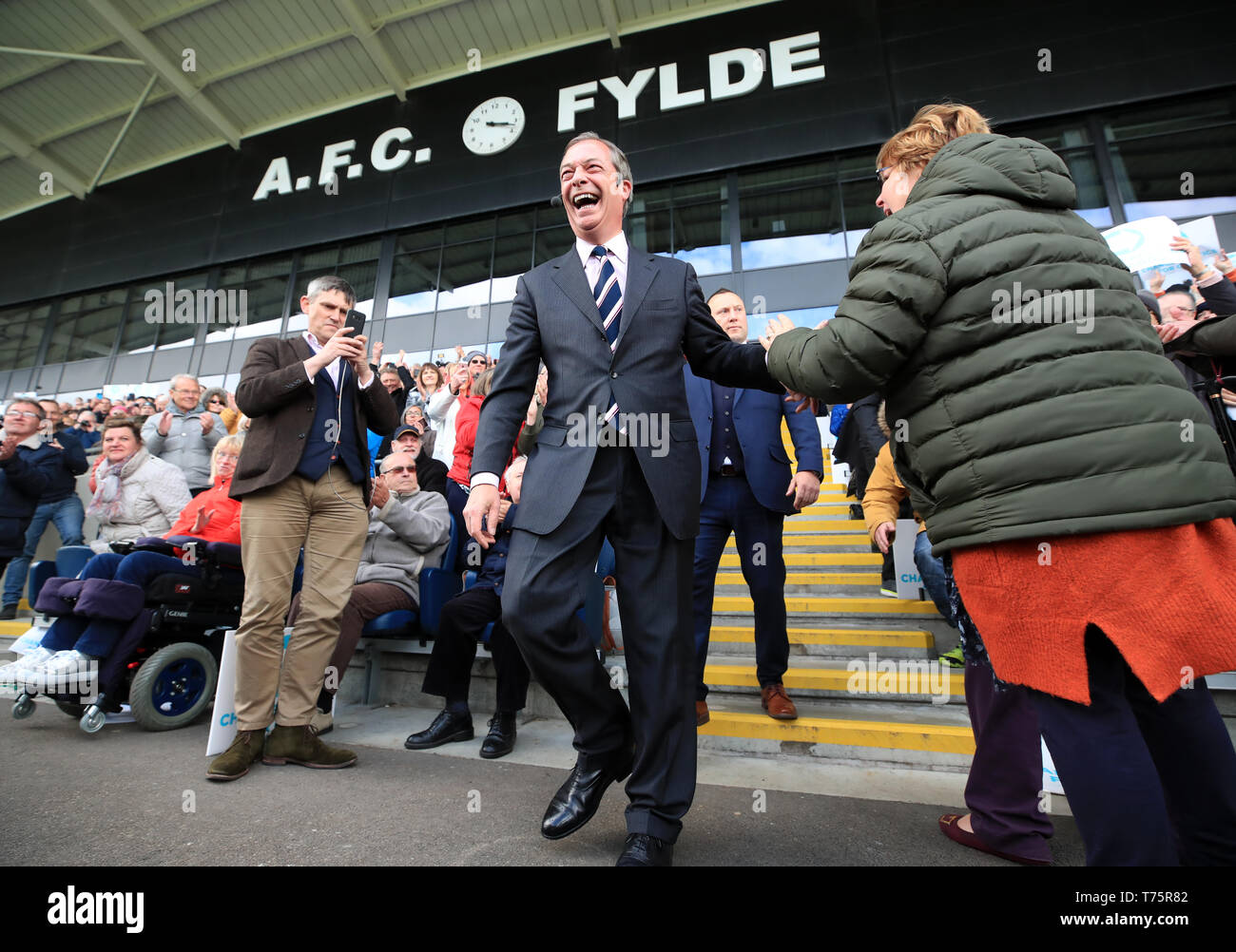 Nigel Farage promenades pour la scène au cours d'un Brexit Partie rassemblement à Mill Farm Sports Village, Wesham, Lancashire. Banque D'Images