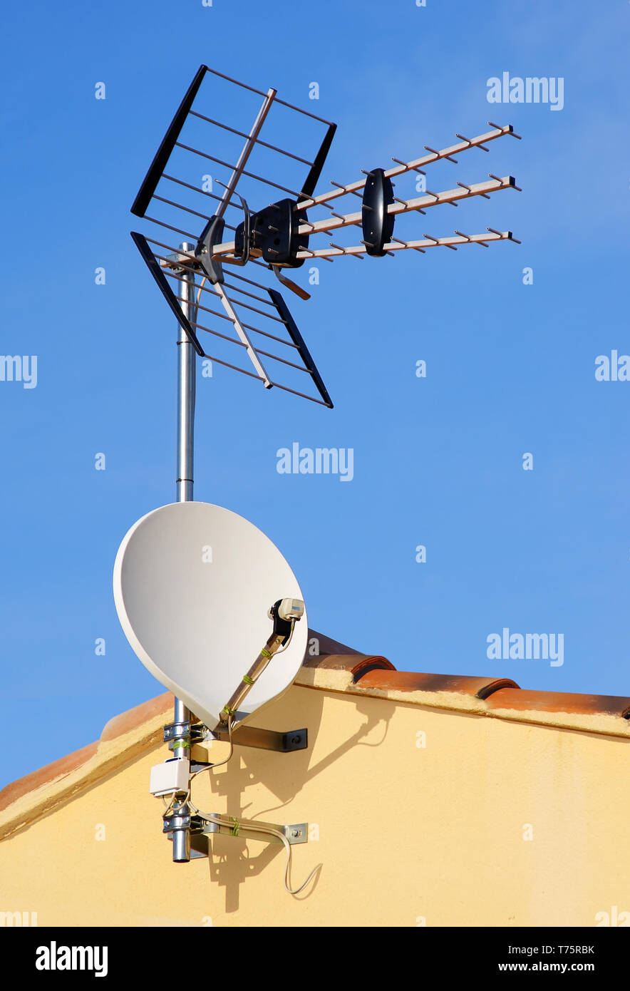 Antennes de télévision sur le toit d'une maison Banque D'Images
