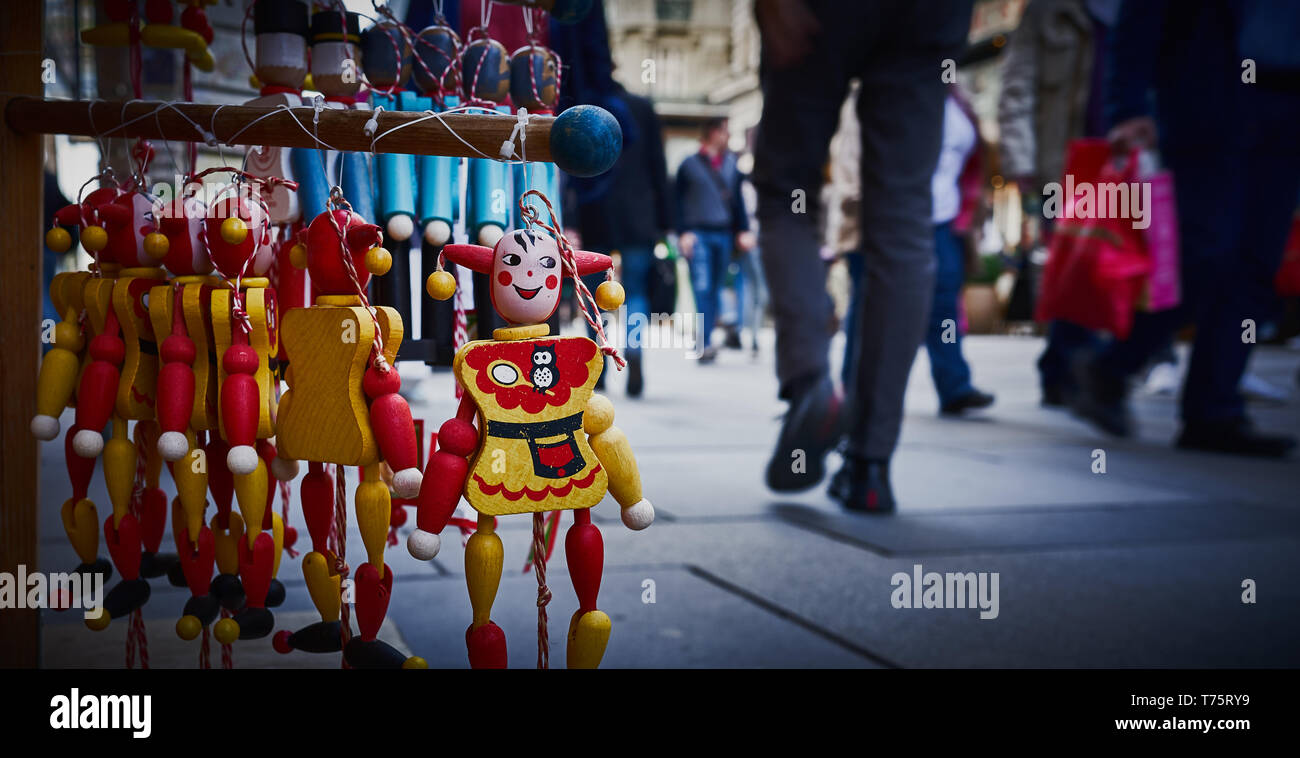Marionnettes en bois colorées à vendre dans une rue à Vienne, Autriche. Banque D'Images