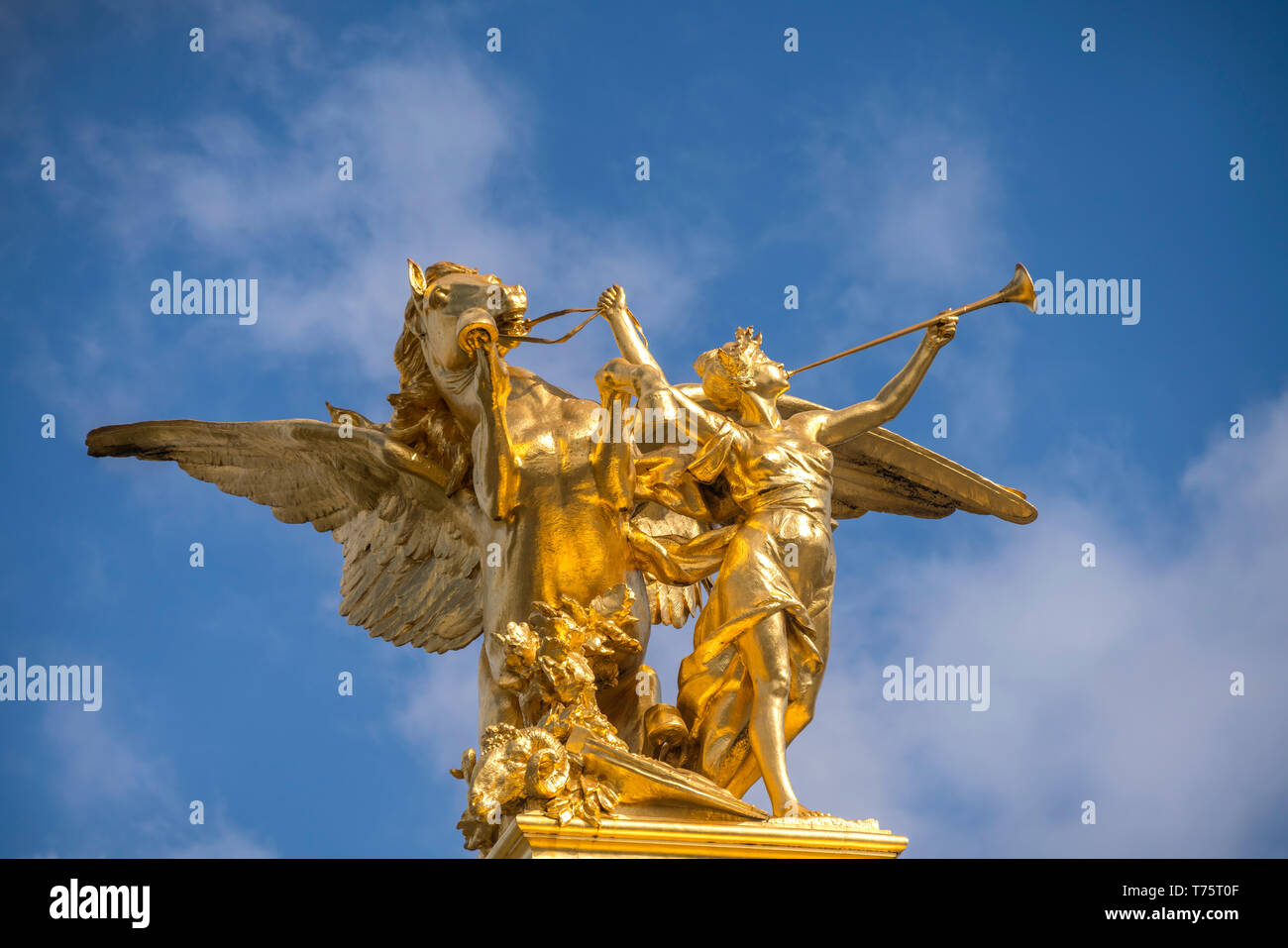 La Statue vergoldete renommee de la guerre / Fama des Krieges von Léopold Steiner an der seine Brücke le Pont Alexandre III, Paris, Frankreich | gilt-b Banque D'Images