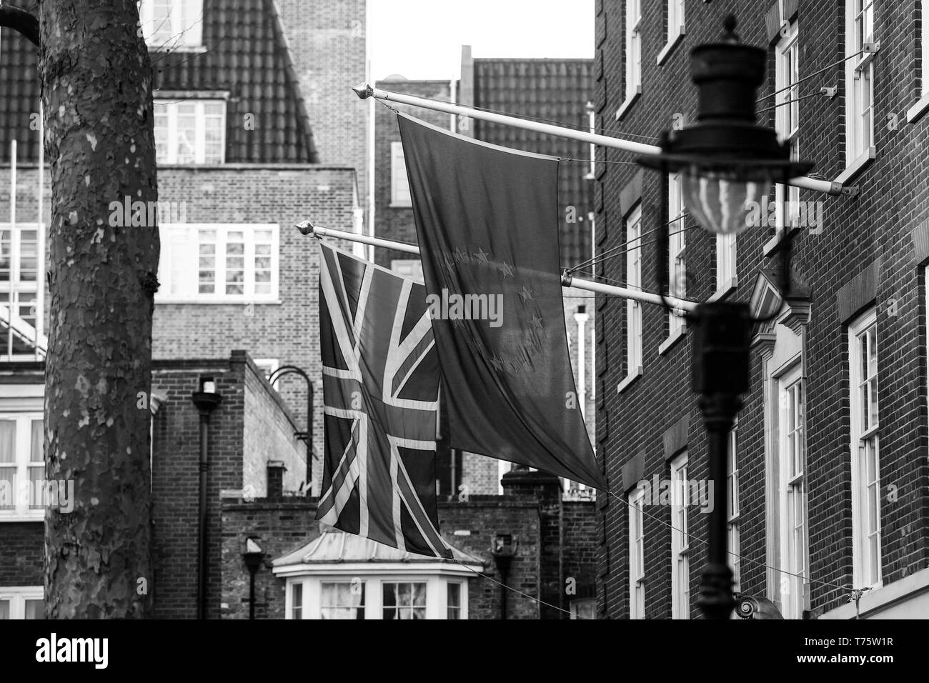 Un drapeau de l'Union britannique, AKA Union Jack, vole avec l'Union européenne (UE) sont visibles à l'extérieur du pavillon, l'Europa House. Londres, R.-U. Banque D'Images