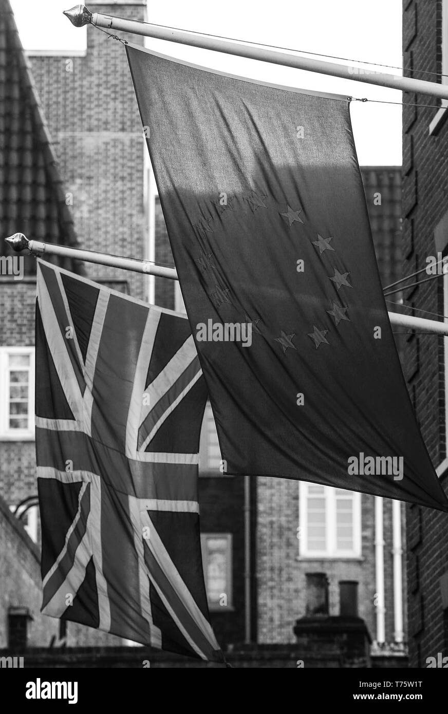 Un drapeau de l'Union britannique, AKA Union Jack, vole avec l'Union européenne (UE) sont visibles à l'extérieur du pavillon, l'Europa House. Londres, R.-U. Banque D'Images