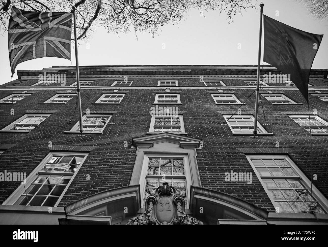 Un drapeau de l'Union britannique, AKA Union Jack, vole avec l'Union européenne (UE) sont visibles à l'extérieur du pavillon, l'Europa House. Londres, R.-U. Banque D'Images