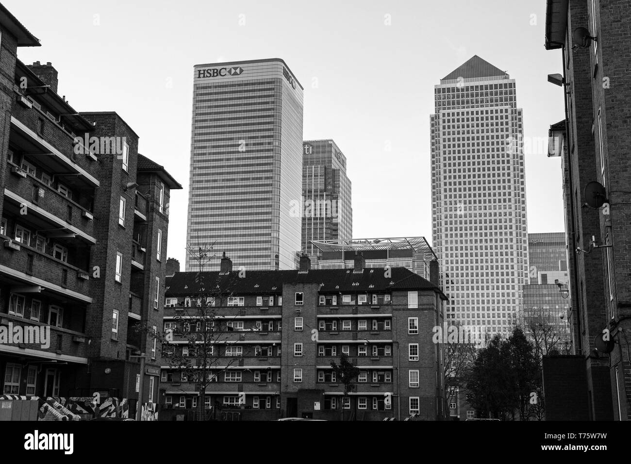 Un tour des hameaux estate est représenté avec la HSBC tour de Canary Wharf à Londres à l'arrière-plan. Nov 16. Banque D'Images