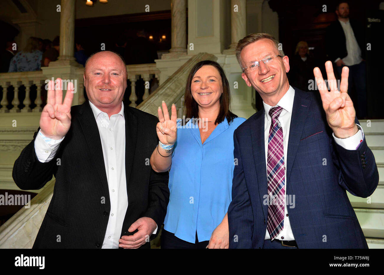 Frank McCoubrey, Nicola Verner et Brian Kingston de DUP des succès à célébrer à la Local Government Election count à Belfast City Hall. Banque D'Images