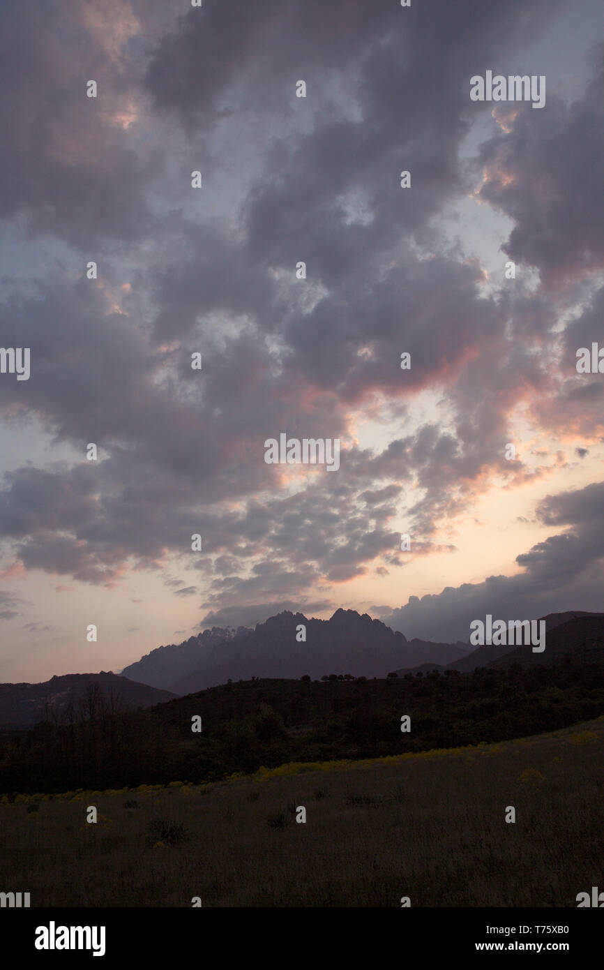 Coucher de soleil sur les montagnes de la vallée d'AIG Popalasca Golo Corse France Banque D'Images