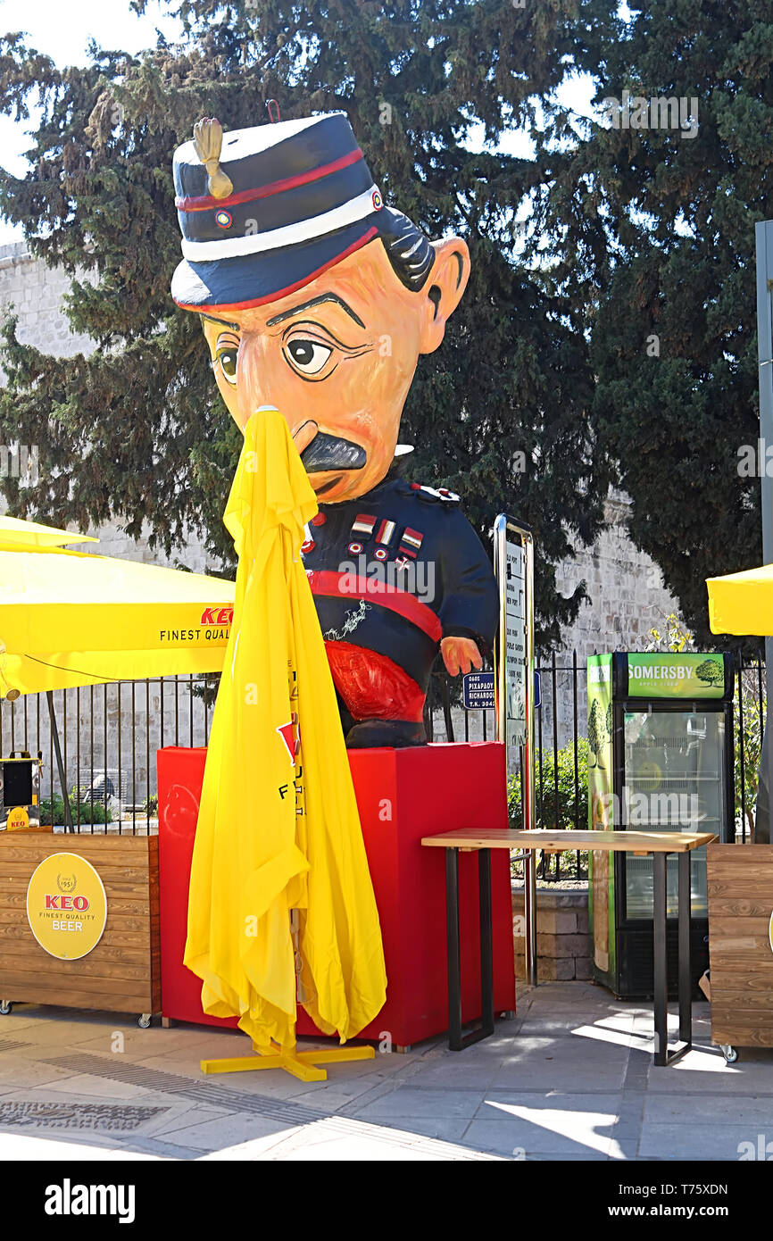 LIMASSOL, Chypre - Mars 05, 2019 : pleine longueur géant statue d'un personnage de carnaval traditionnel Banque D'Images