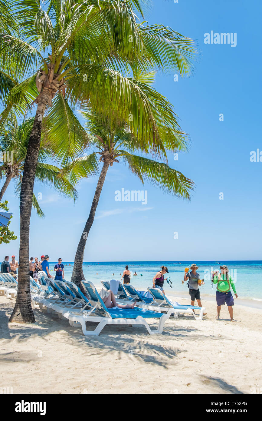 Vue sur plage de West Bay à Roatan en orientation portrait. Banque D'Images