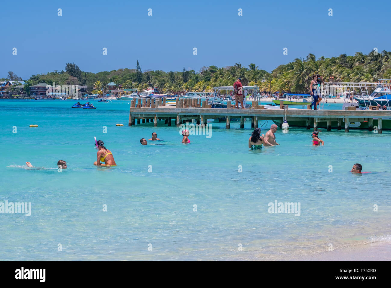 Oying les nageurs les eaux limpides de la plage de West Bay à Roatan Honduras. Banque D'Images