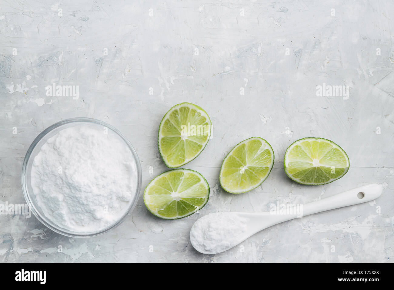 Le bicarbonate de soude et le citron sur fond blanc, image Banque D'Images