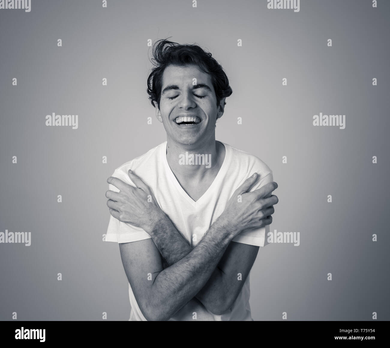 Le noir et blanc portrait de jeune homme sensible sentiment amoureux à la timide, heureux et