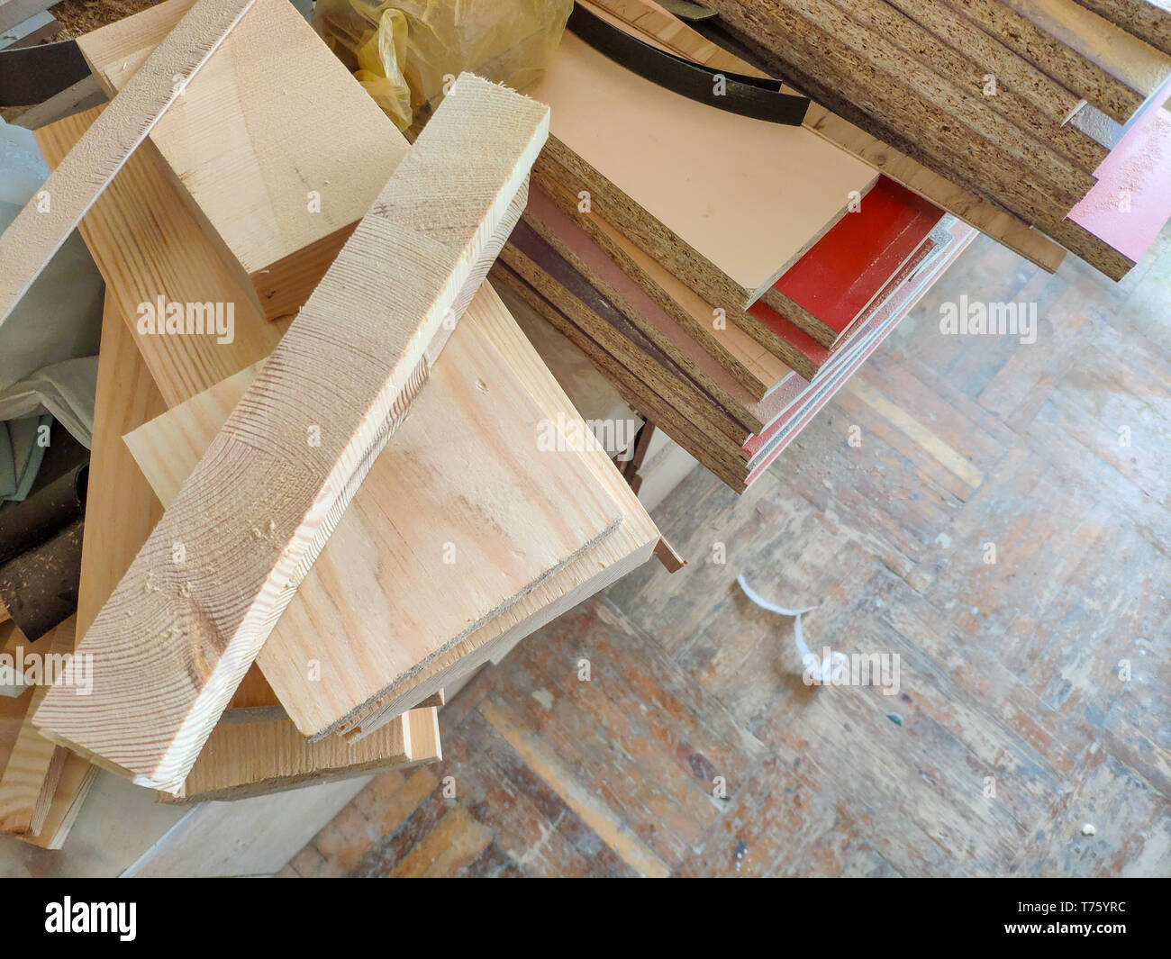 Pièces de bois coupées de carpenter restants à l'artisanat, atelier de  meubles prêts à recycler et à réutiliser les traiter Photo Stock - Alamy