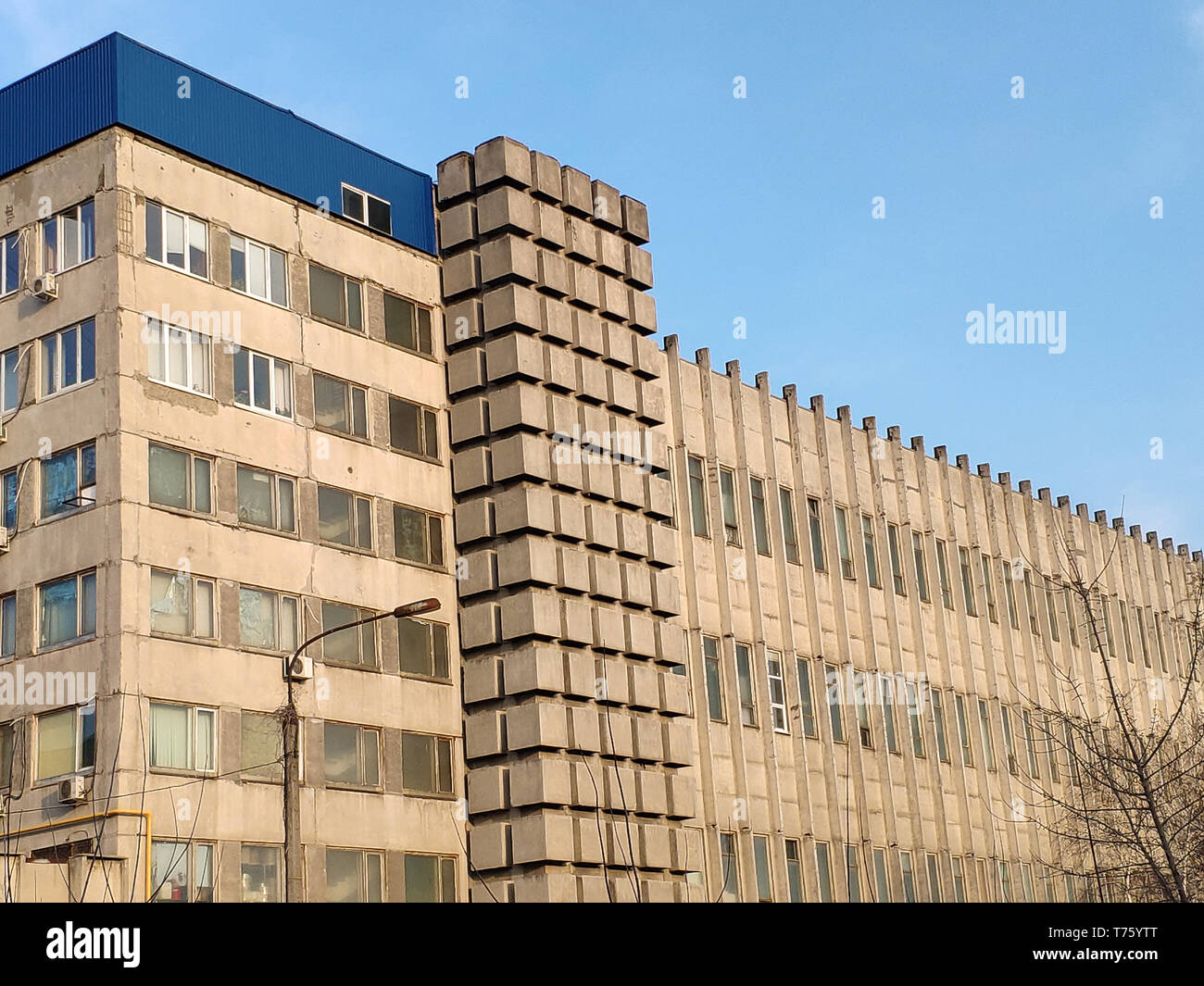 Vue extérieure d'une ère 1960 Immeuble de bureaux abandonnés dans le style architectural brutalisme Banque D'Images