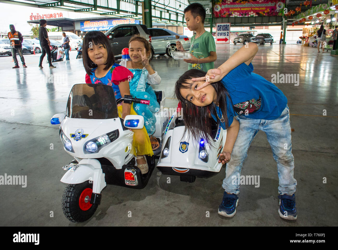 Happy smiling Thai enfants jouant en Thaïlande Banque D'Images