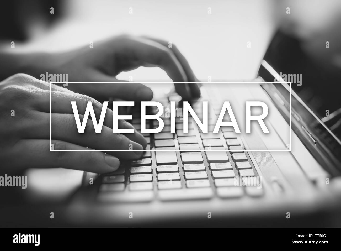 Webinaire en ligne, internet, e-learning education concept. L'homme de la saisie sur clavier d'ordinateur portable. Banque D'Images