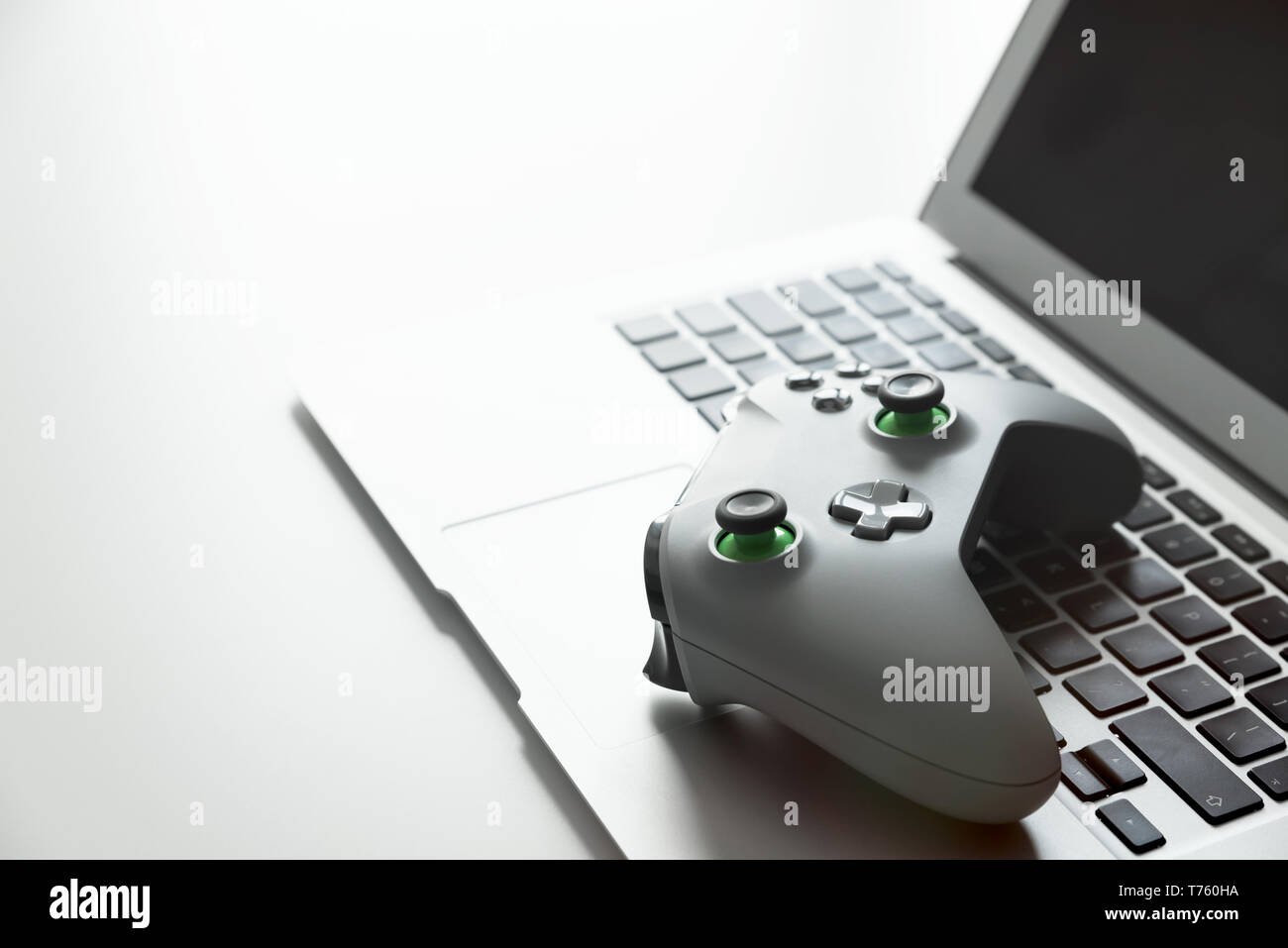 Manette de jeu sans fil contrôleur sur le clavier d'ordinateur portable Banque D'Images