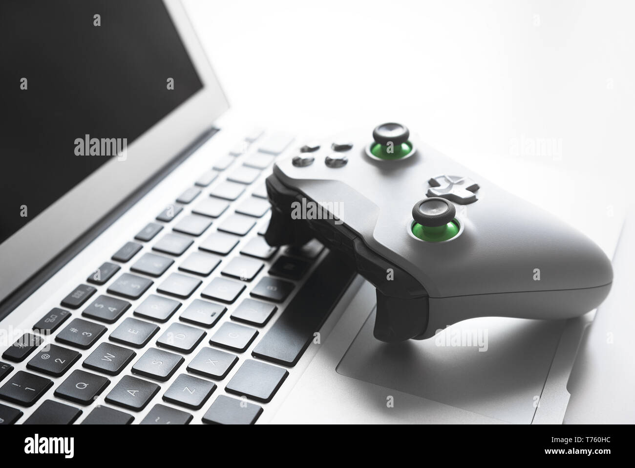 Manette de jeu sans fil contrôleur sur le clavier d'ordinateur portable Banque D'Images