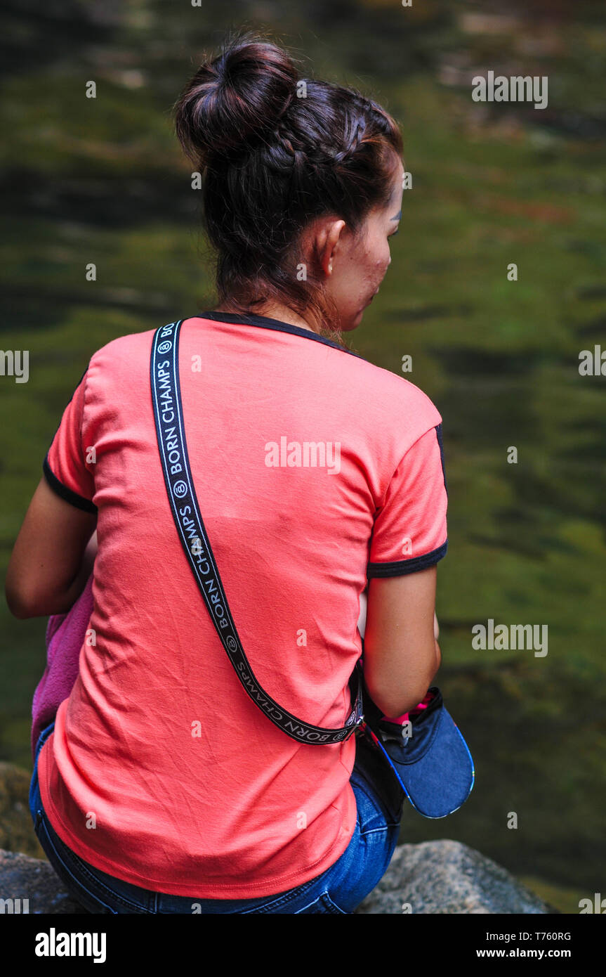 Les femmes thaïlandaises anonyme par un lac en Thaïlande Banque D'Images