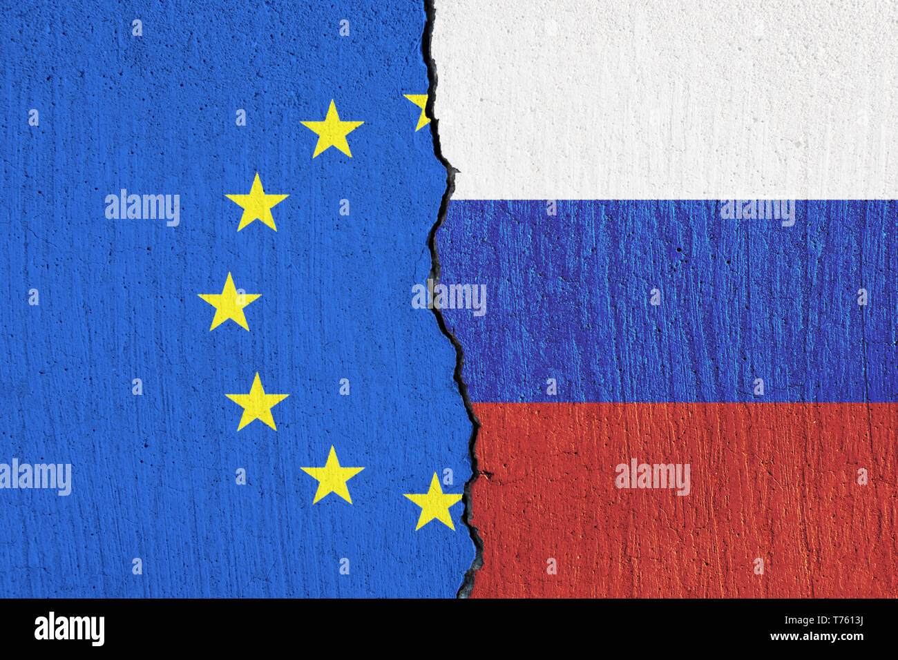 Drapeau de l'Union européenne et le pavillon de la Russie sur le mur peint Banque D'Images