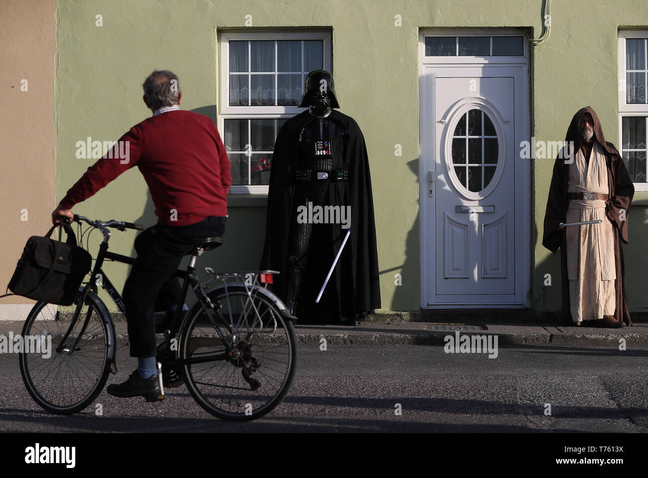 Les membres de la 501st garnison de la Légion 'Irlande' habillé comme Dark Vador et Obi Wan, lors de la la 4e Festival à Portmagee, où des scènes de Star Wars ont été filmés. Banque D'Images