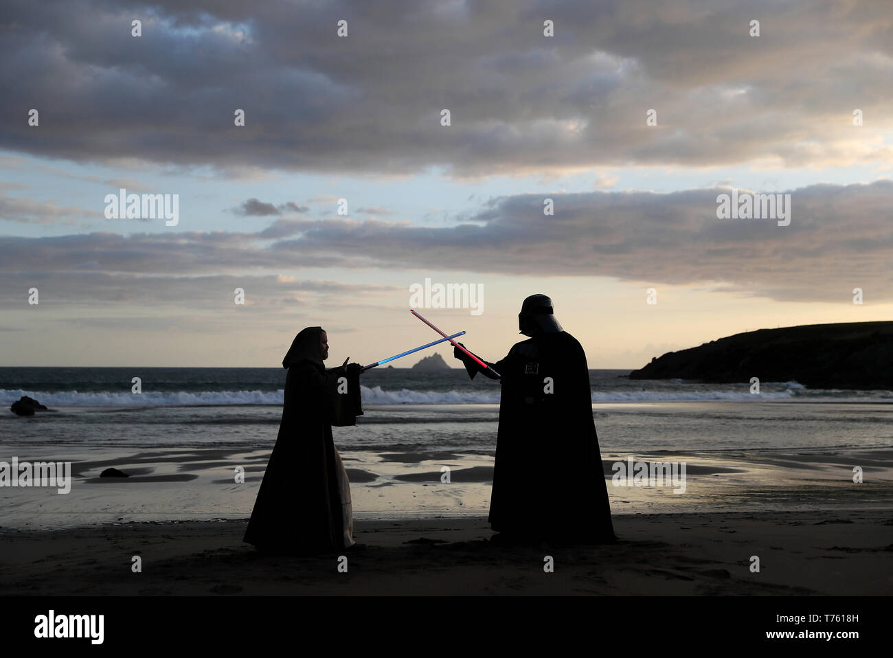Les membres de la 501st garnison de la Légion 'Irlande' habillé comme Dark Vador et Obi Wan lors d'une bataille sur le sabre de lumière Finian's Bay, Kerry, surplombant le Skellig Islands, lors de la la 4e Festival à Portmagee, où des scènes de Star Wars ont été filmés. Banque D'Images