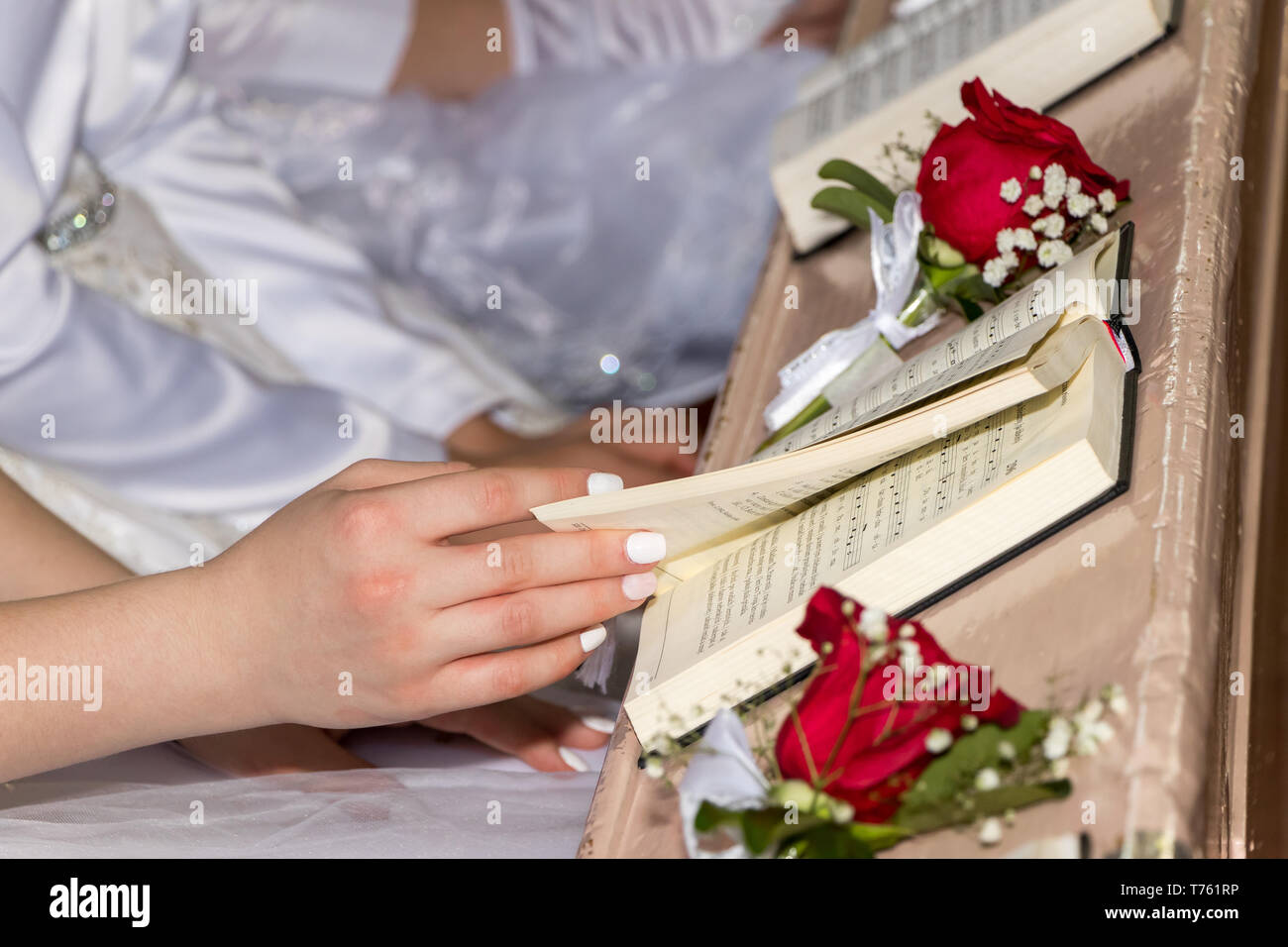 Novi Sad, Serbie - Avril 28, 2019 : A girl holding psautiers dans l'église Banque D'Images