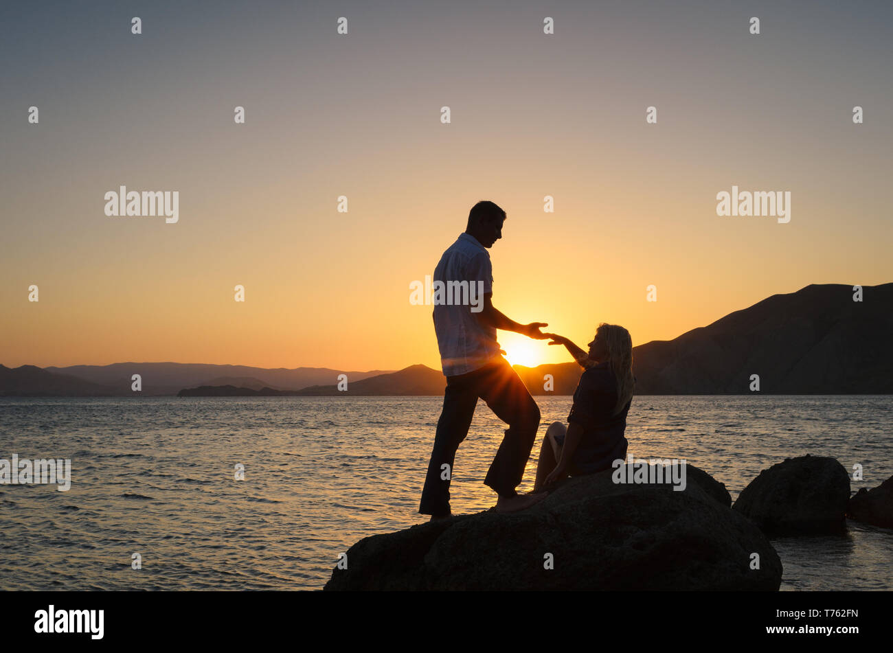 L Histoire D Amour D Un Jeune Couple Date Romantique Au Coucher Du Soleil Belle Vue Sur La Mer Et Les Montagnes Photo Stock Alamy