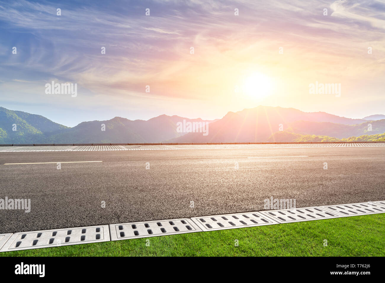 La route asphaltée et paysage naturel magnifique au coucher du soleil Banque D'Images