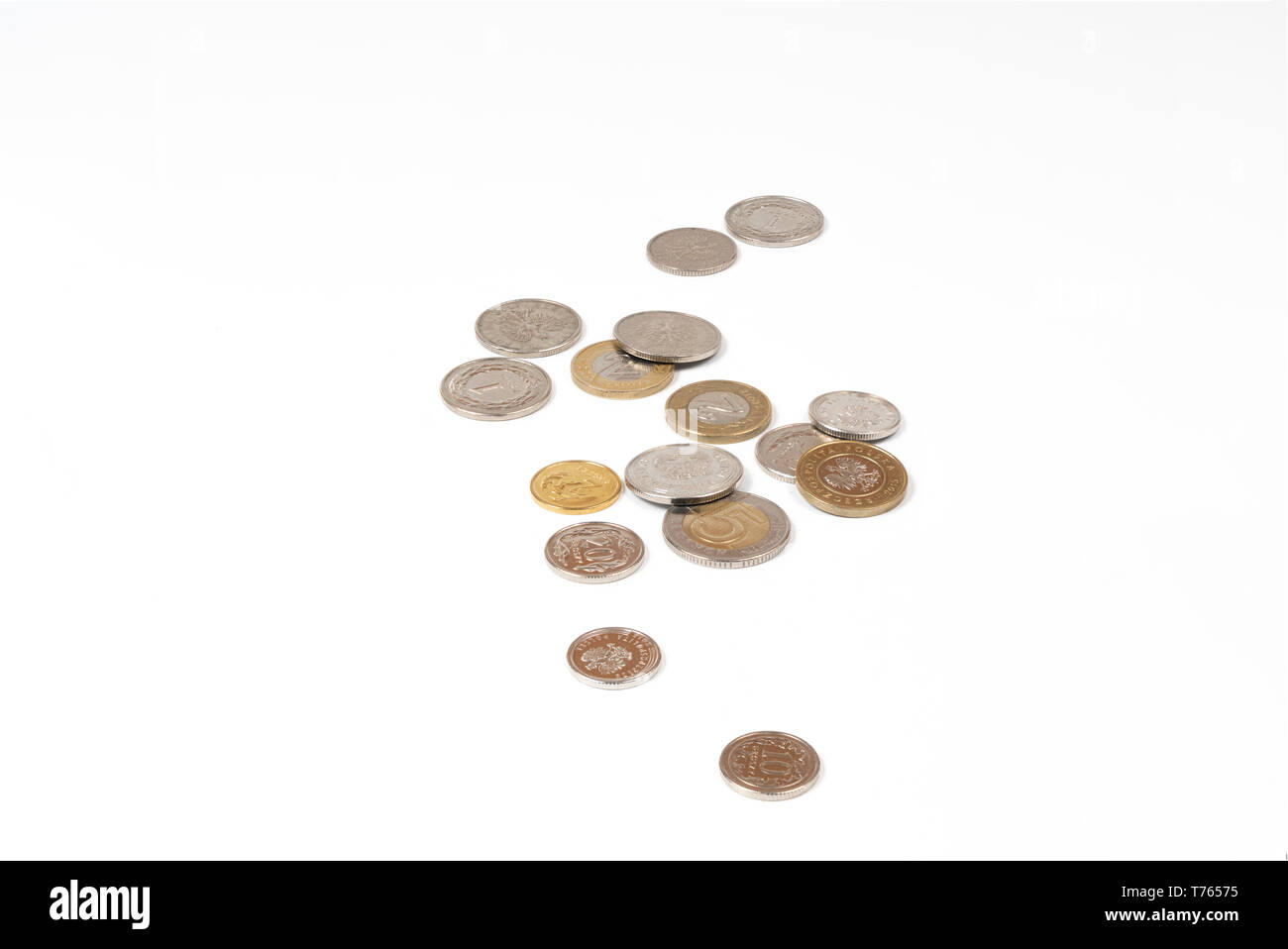 Quelques pièces de zloty polonais sur une surface blanche Banque D'Images