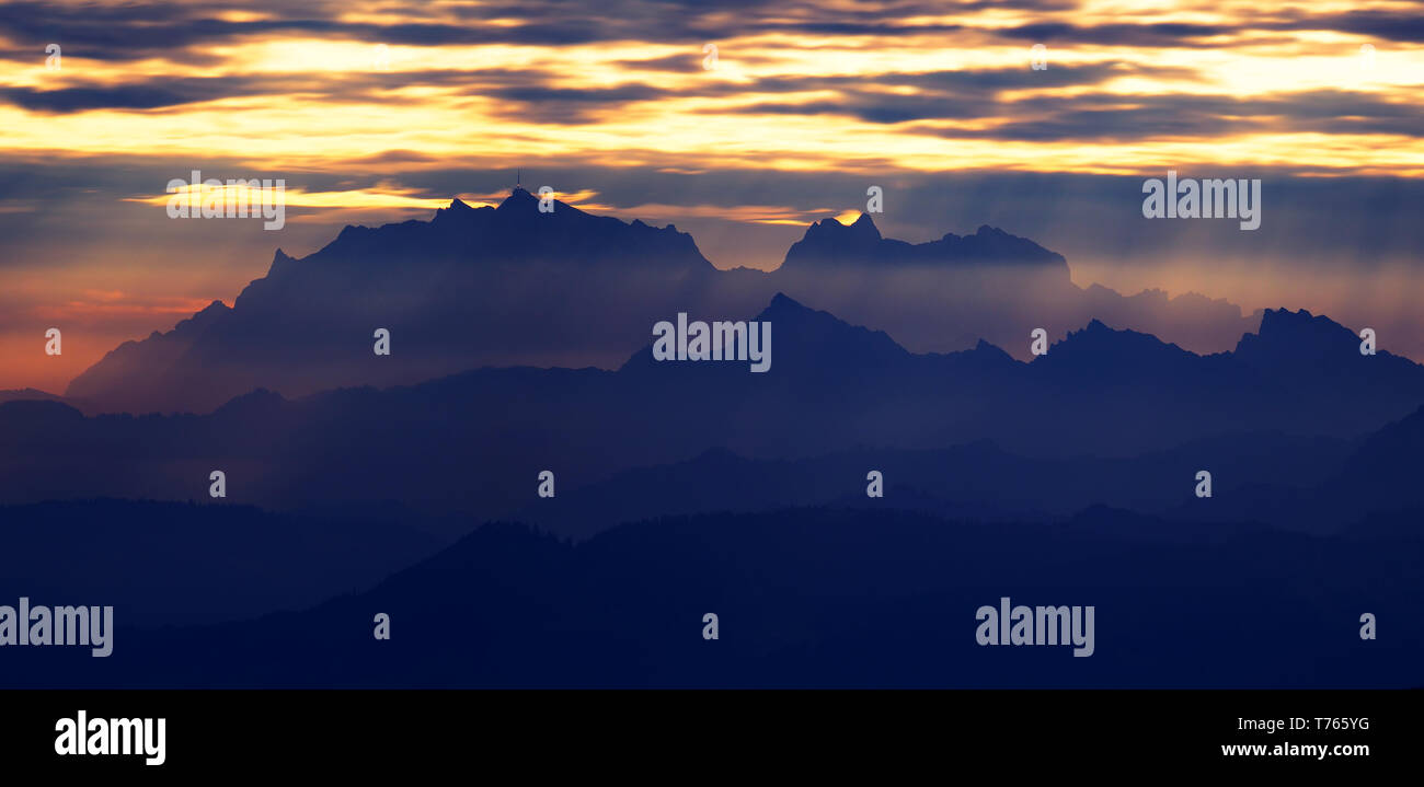 Horizon de montagne au lever du soleil Banque D'Images