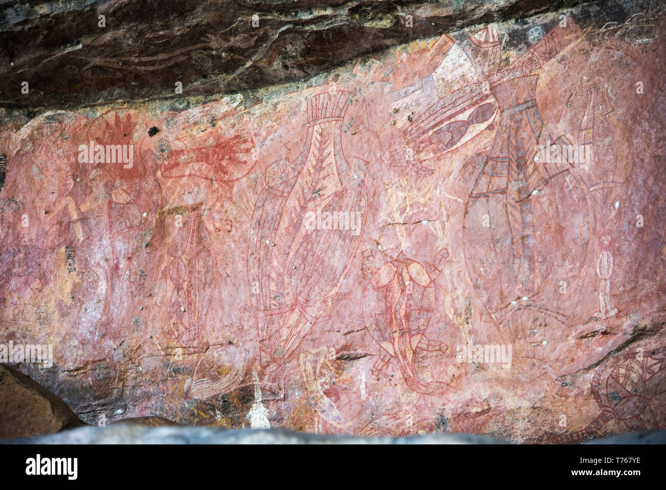 Art rupestre aborigène sur les surfaces en pierre naturelle dans le Parc National de Kakadu, dans le Territoire du Nord de l'Australie Banque D'Images