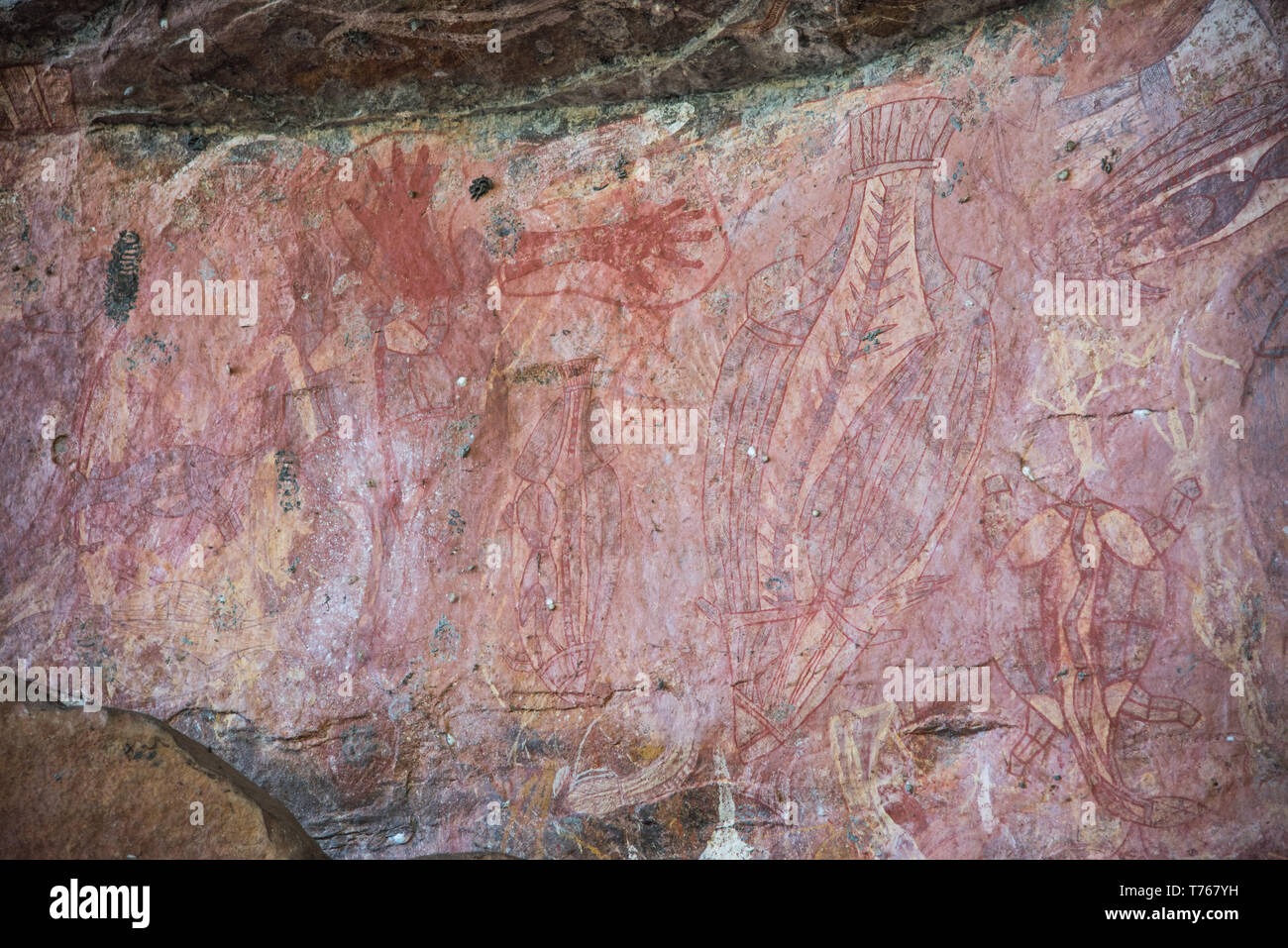 Art rupestre aborigène sur les surfaces en pierre naturelle dans le Parc National de Kakadu, dans le Territoire du Nord de l'Australie Banque D'Images