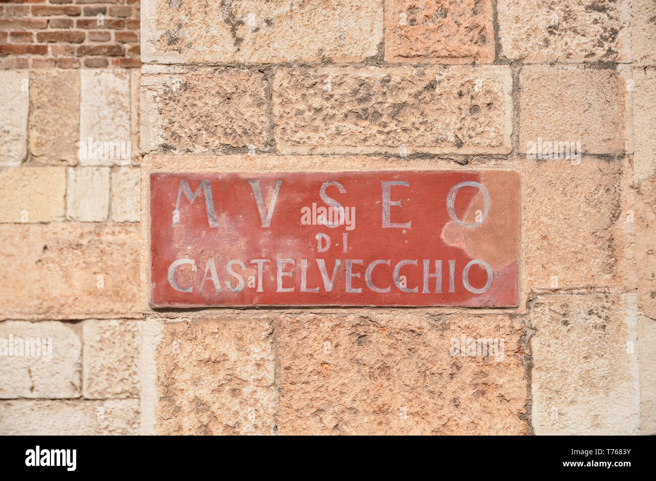 Vieille enseigne sur le mur de la Museo di Castelvecchio, Verona, Italie Banque D'Images
