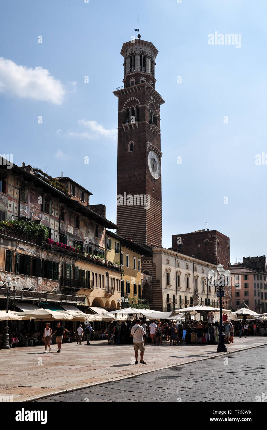 Vue de touristes dans la Piazza delle Erbe et la Torre dei Lamberti ci-dessus Banque D'Images