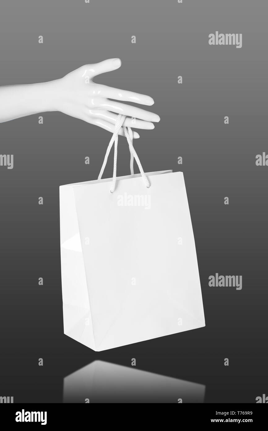 Main mannequin avec panier vide. Des maquettes. Vente shopping concept Banque D'Images