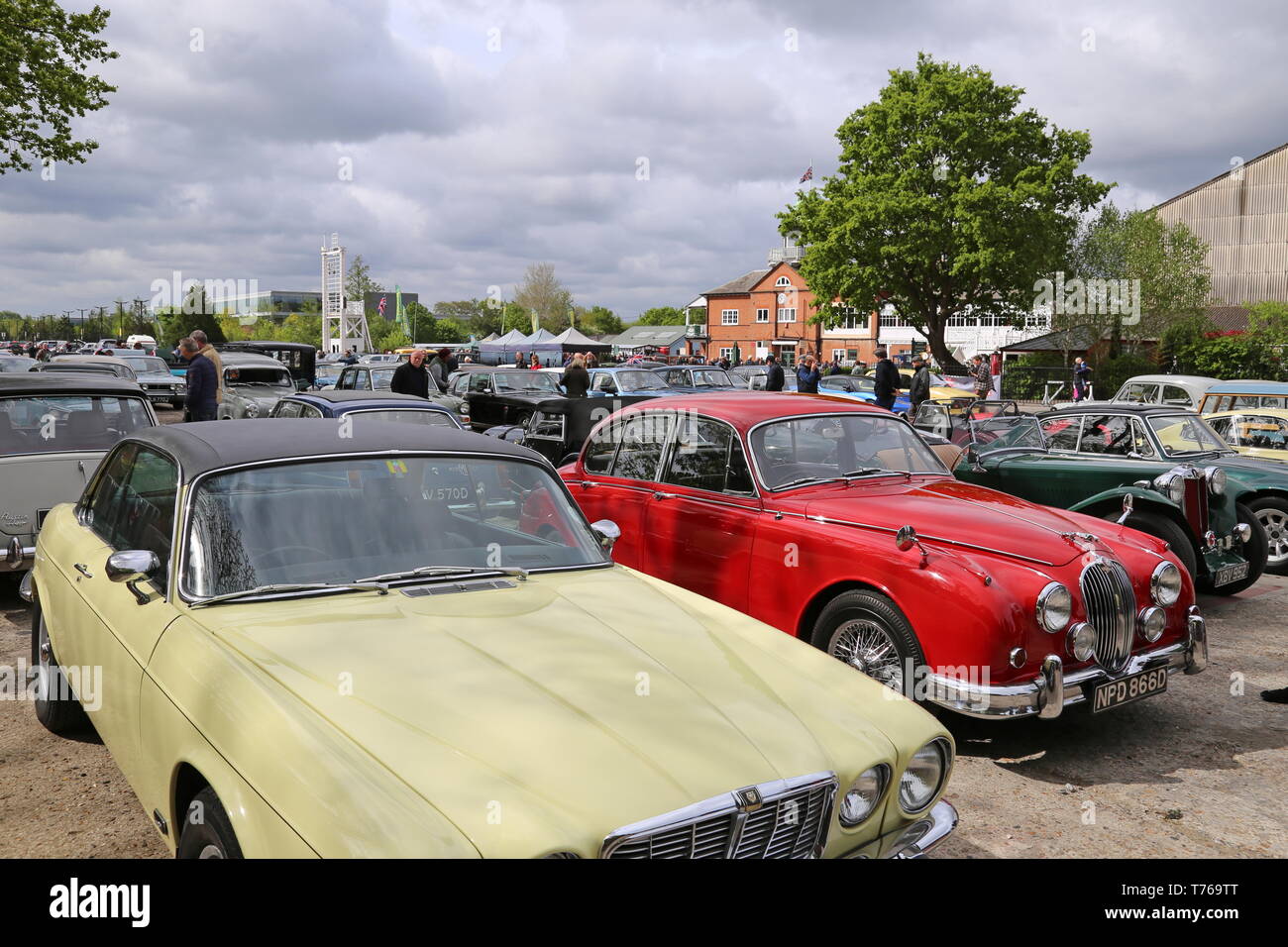 Jaguar XJ Coupé (1975) et Jaguar Mk2 3.8 (1966), British Marques jour, 28 avril 2019, Musée de Brooklands, Weybridge, Surrey, Angleterre, Grande-Bretagne, Royaume-Uni Banque D'Images