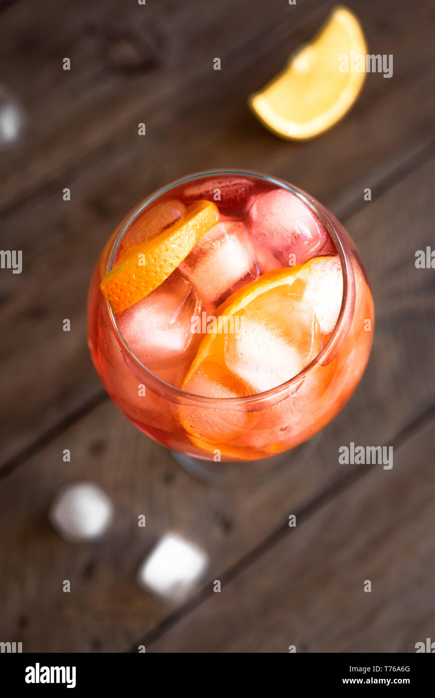 Aperol Spritz Cocktail dans des verres. Cocktail maison à l'orange et la glace. Banque D'Images