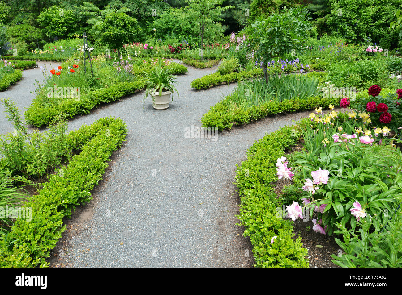 Chemins de granite concassée dans jardin formel, belle conception de paysage Banque D'Images