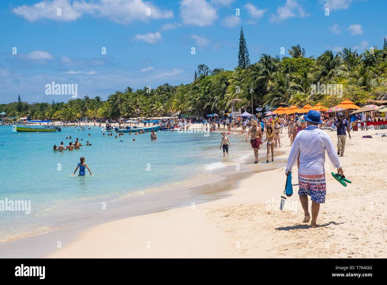 Les personnes bénéficiant de la plage de West Bay, Roatan Honduras sur une belle journée ensoleillée d'avril. Banque D'Images