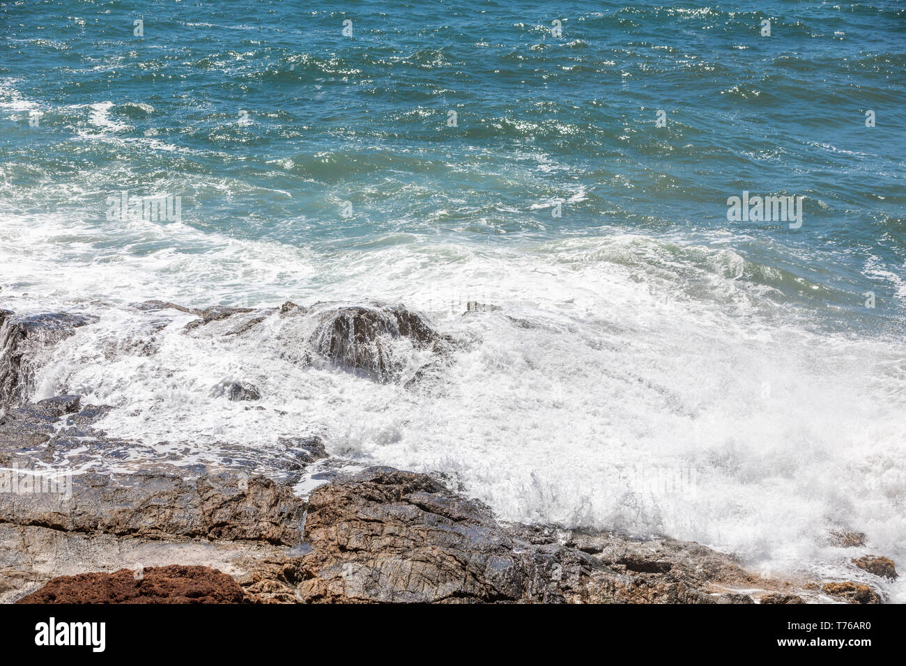 Les vagues de l'océan s'écraser sur un rivage rocailleux à Grand Fond à St Barth Banque D'Images