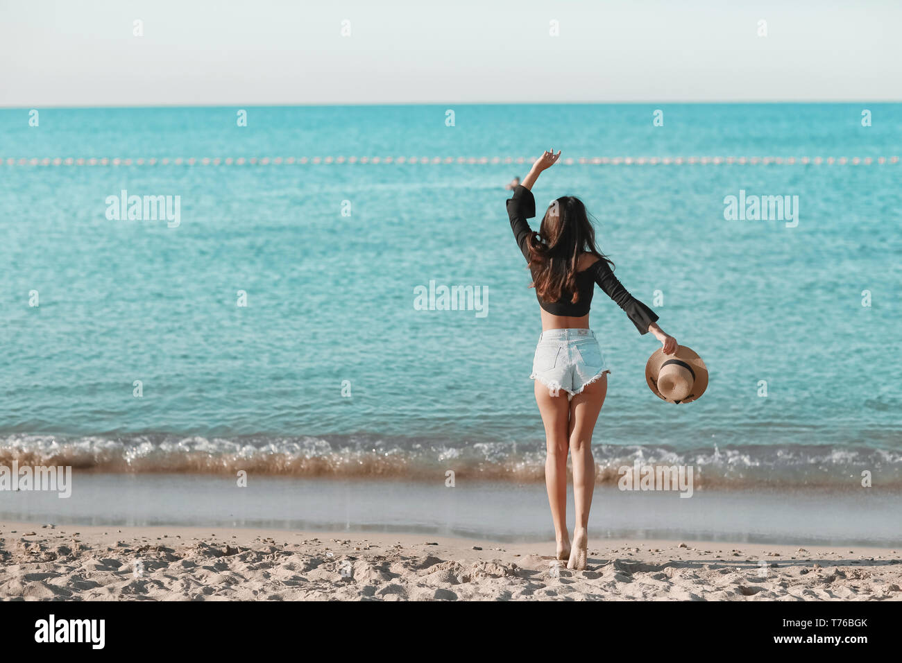 Une Fille En Bikini Sur La Plage Vacances Dété Et De