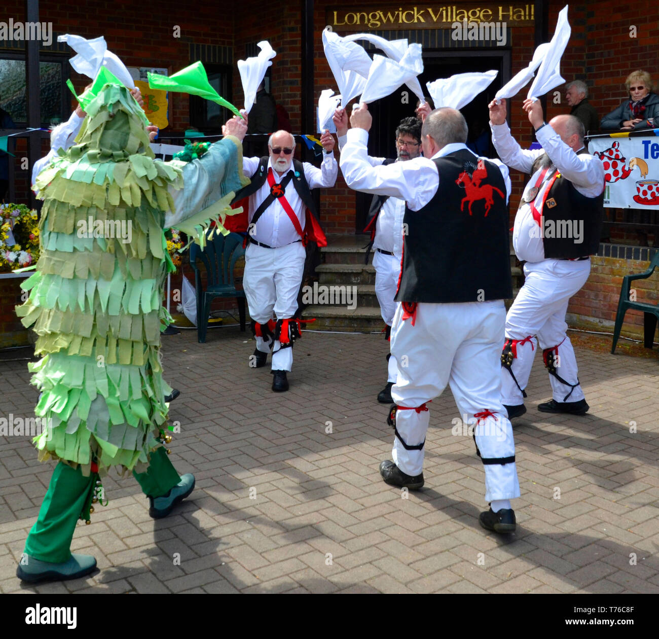 Towersey l et 3 fers Morris Dancers performing à Longwick Fete, mai 2019 Banque de jours de vacances, Princes Risborough, España Banque D'Images