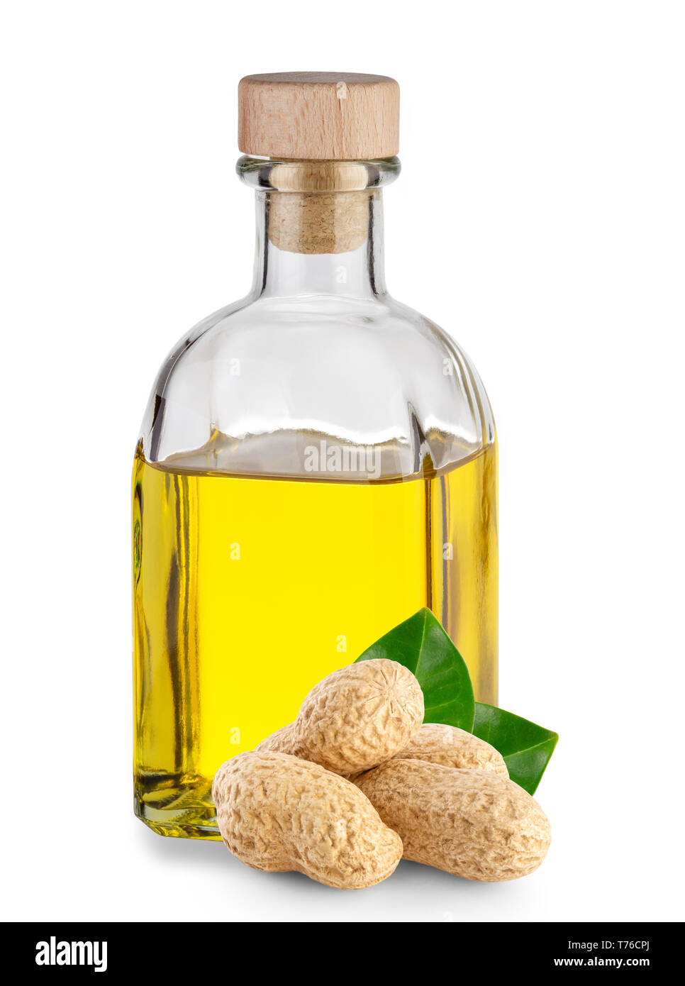 L'huile d'arachide dans une bouteille transparente et arachides avec des feuilles isolées sur fond blanc Banque D'Images