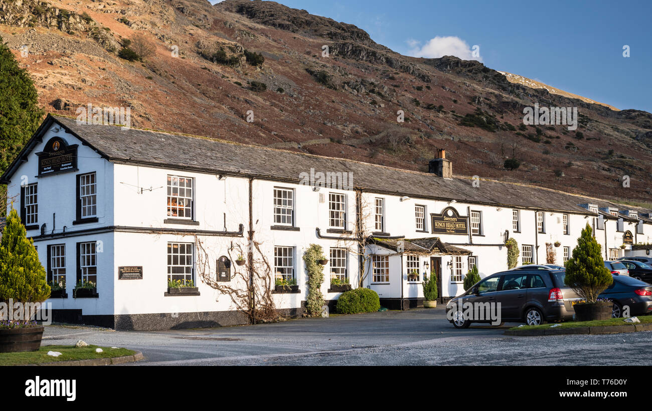 Lake district. La façade de l'hôtel King's Head avec un décor de montagnes. Banque D'Images