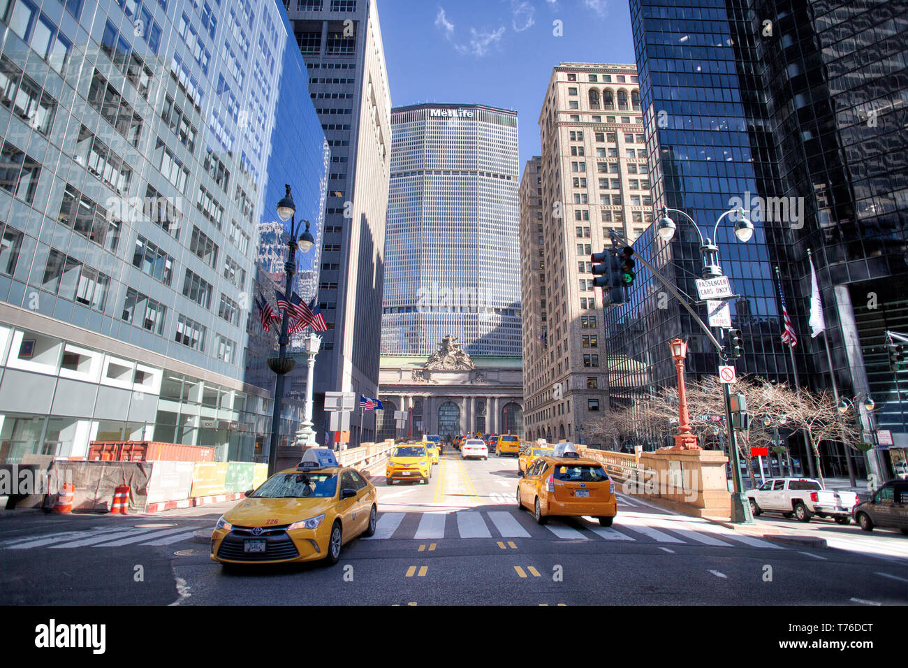 La ville de New York, NY - 12 mars 2017 : Des taxis de conduire sur Park Avenue, à Midtown Manhattan Banque D'Images