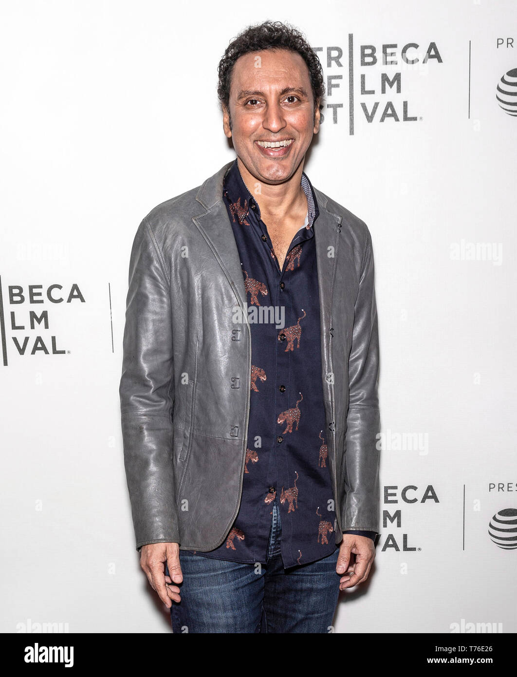 New York, NY - Mai 03, 2019 : l'acteur et humoriste Aasif Mandvi assiste à la première de The "Il prend un fou" au cours de la 2019 un festival du film de Tribeca Banque D'Images