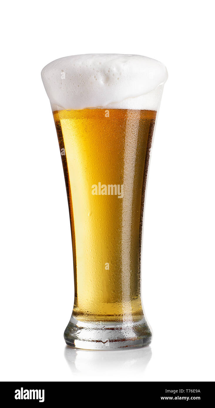 Bière froide en verre avec la condensation et d'éclaboussure de foam isolé sur fond blanc Banque D'Images